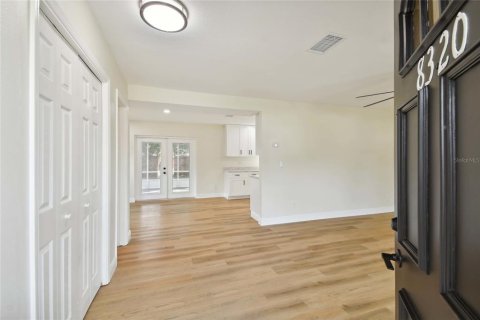 House in Tampa, Florida 4 bedrooms, 167.22 sq.m. № 1528146 - photo 2