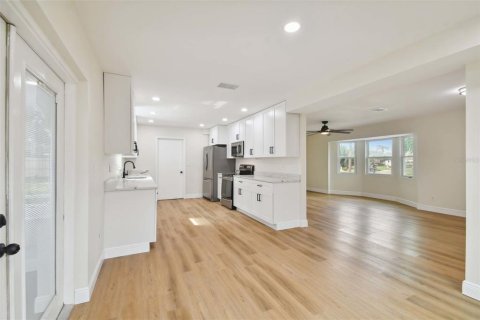 House in Tampa, Florida 4 bedrooms, 167.22 sq.m. № 1528146 - photo 23