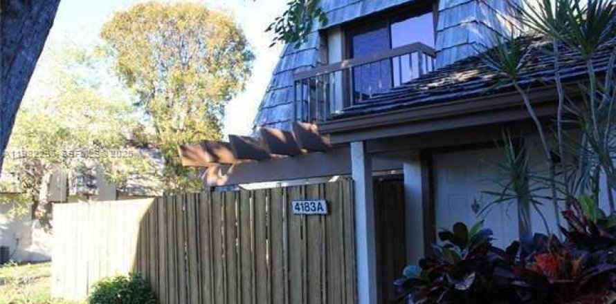 Townhouse in West Palm Beach, Florida 2 bedrooms, 112.78 sq.m. № 1990830