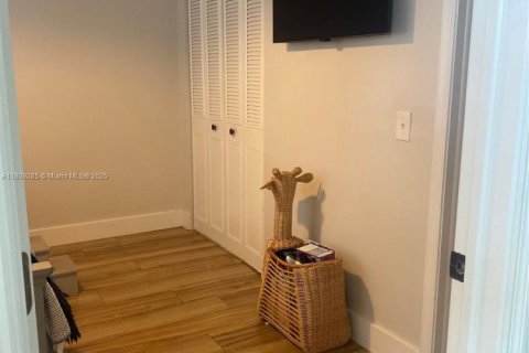 Condo in Davie, Florida, 2 bedrooms  № 1938533 - photo 11