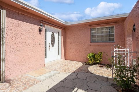 House in Stuart, Florida 3 bedrooms, 142.51 sq.m. № 1155850 - photo 1