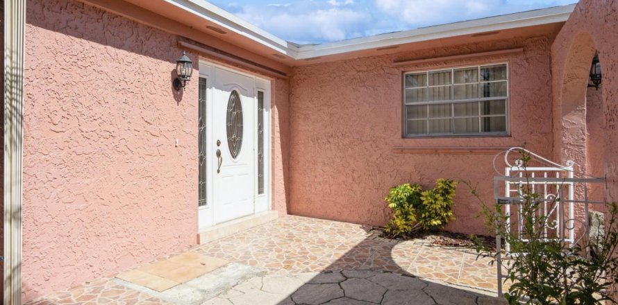 House in Stuart, Florida 3 bedrooms, 142.51 sq.m. № 1155850