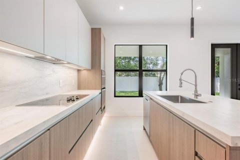 Villa ou maison à louer à Tampa, Floride: 4 chambres, 284.28 m2 № 1789225 - photo 6