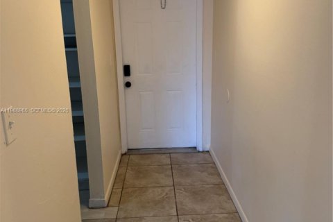 Condo in Miami, Florida, 2 bedrooms  № 2050971 - photo 13