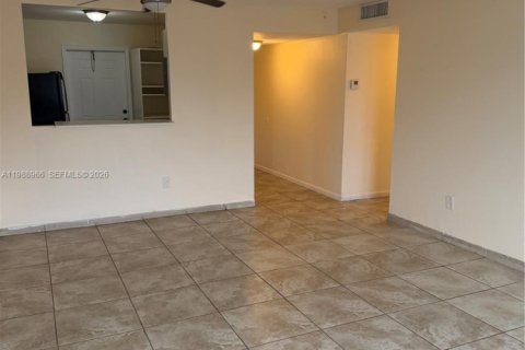 Condo in Miami, Florida, 2 bedrooms  № 2050971 - photo 3