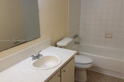 Condo in Miami, Florida, 2 bedrooms  № 2050971 - photo 12