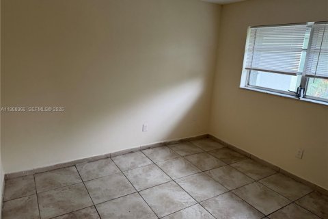 Condo in Miami, Florida, 2 bedrooms  № 2050971 - photo 10