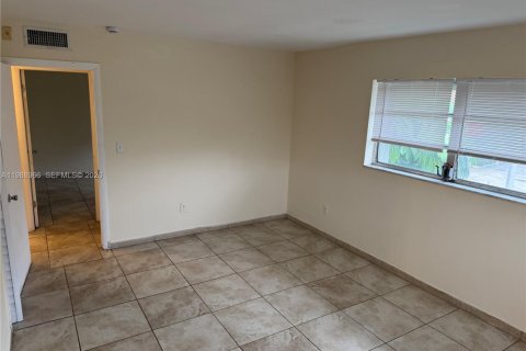 Condo in Miami, Florida, 2 bedrooms  № 2050971 - photo 6