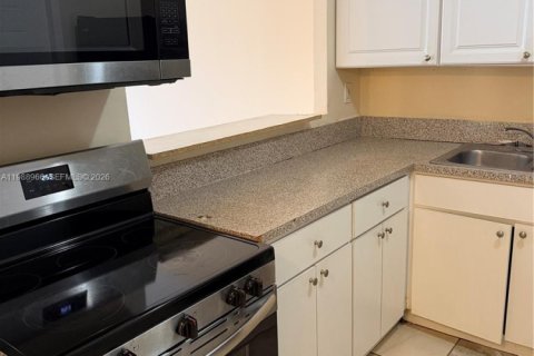 Condo in Miami, Florida, 2 bedrooms  № 2050971 - photo 2