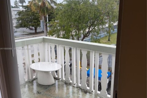 Condo in Miami, Florida, 2 bedrooms  № 2050971 - photo 14