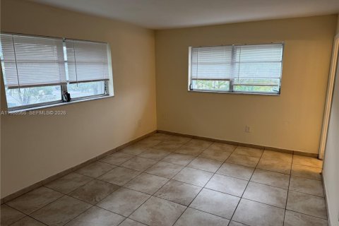 Condo in Miami, Florida, 2 bedrooms  № 2050971 - photo 9