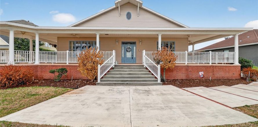 House in Auburndale, Florida 3 bedrooms, 407.56 sq.m. № 2093546
