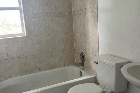 House in Orlando, Florida 3 bedrooms, 82.5 sq.m. № 2196157 - photo 10