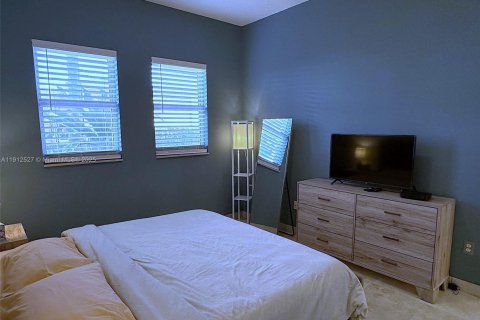 Condo in Hallandale Beach, Florida, 3 bedrooms № 1968418 - photo 24