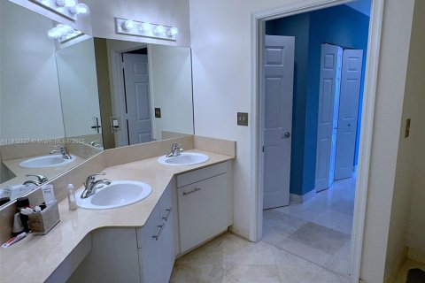 Condo in Hallandale Beach, Florida, 3 bedrooms № 1968418 - photo 22