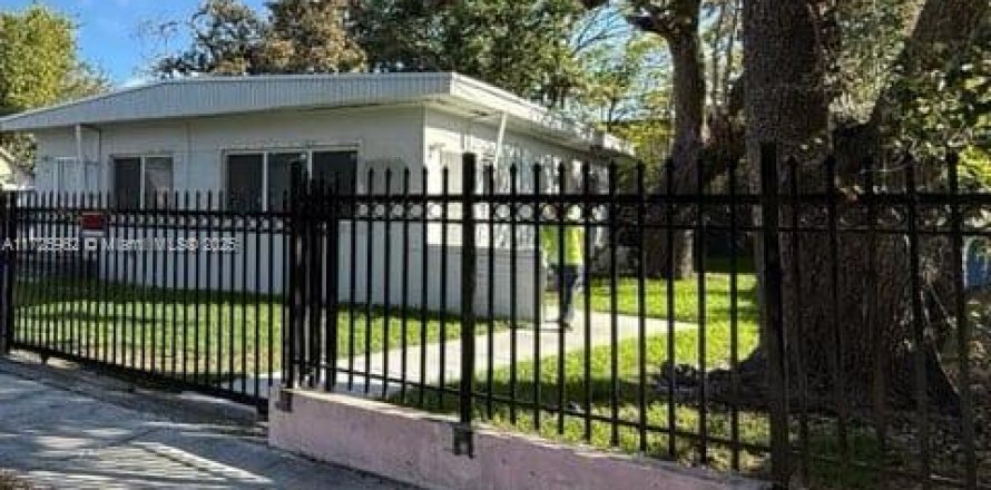 Commercial property in Miami, Florida 127.83 sq.m. № 1957947