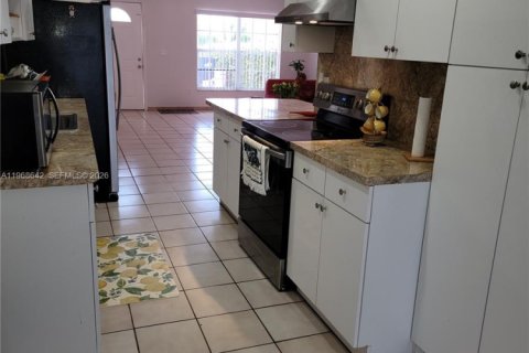 Casa en venta en Miami, Florida, 2 dormitorios, 89.56 m2 № 2029963 - foto 9
