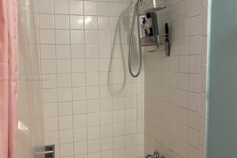 Снять в аренду квартиру в Норт-Бей-Виллидж, Флорида 2 спальни, 83.61м2, № 2051408 - фото 4