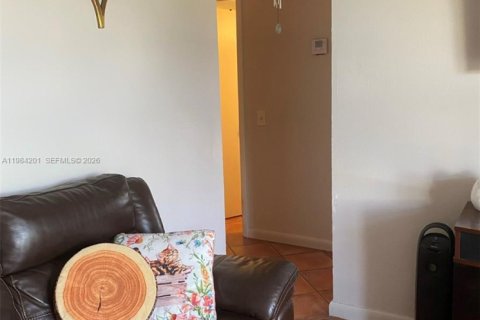 Снять в аренду квартиру в Норт-Бей-Виллидж, Флорида 2 спальни, 83.61м2, № 2051408 - фото 2