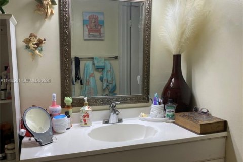 Снять в аренду квартиру в Норт-Бей-Виллидж, Флорида 2 спальни, 83.61м2, № 2051408 - фото 5