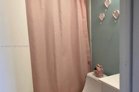 Снять в аренду квартиру в Норт-Бей-Виллидж, Флорида 2 спальни, 83.61м2, № 2051408 - фото 3