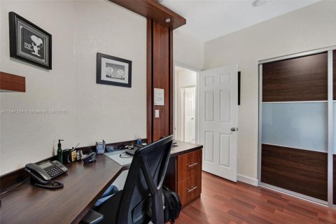 Villa ou maison à vendre à Miami, Floride: 4 chambres, 250.84 m2 № 1847799 - photo 4
