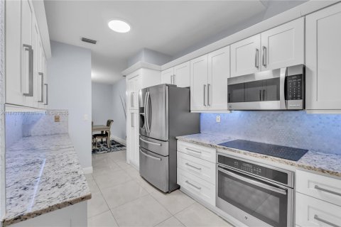 House in Coconut Creek, Florida 4 bedrooms, 229.84 sq.m. № 1836724 - photo 7
