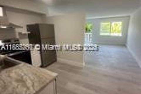 Condominio en venta en Bay Harbor Islands, Florida, 1 dormitorio, 75.25 m2 № 1931247 - foto 5