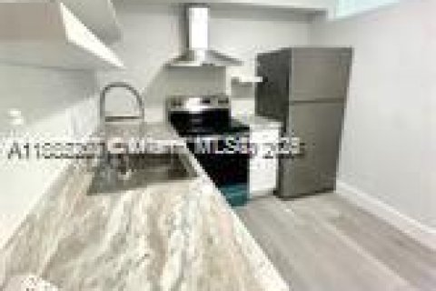 Condominio en venta en Bay Harbor Islands, Florida, 1 dormitorio, 75.25 m2 № 1931247 - foto 2