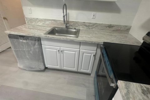 Copropriété à vendre à Bay Harbor Islands, Floride: 1 chambre, 75.25 m2 № 1931247 - photo 1