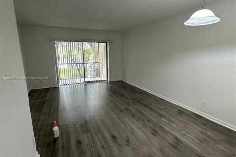 Copropriété à louer à Coral Springs, Floride: 2 chambres, 75.72 m2 № 1930593 - photo 4