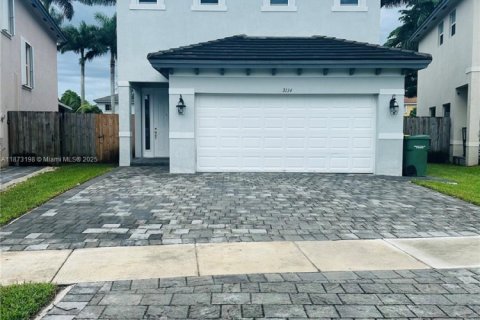 Casa en alquiler en Homestead, Florida, 4 dormitorios, 179.67 m2 № 1927776 - foto 1