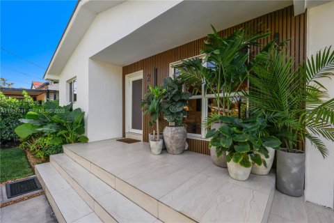 House in Miami, Florida 3 bedrooms, 130.53 sq.m. № 2192110
