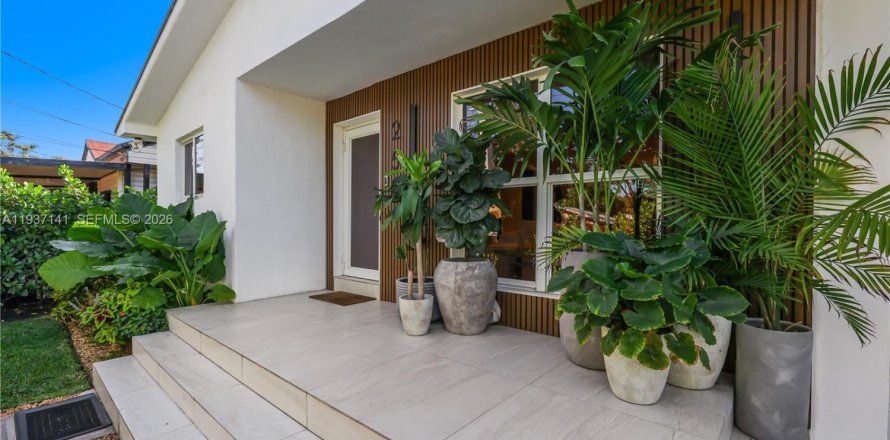 House in Miami, Florida 3 bedrooms, 130.53 sq.m. № 2192110
