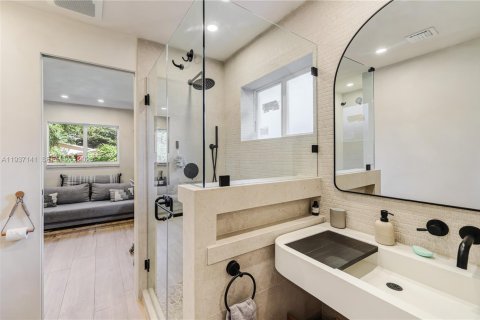 House in Miami, Florida 3 bedrooms, 130.53 sq.m. № 2192110 - photo 26