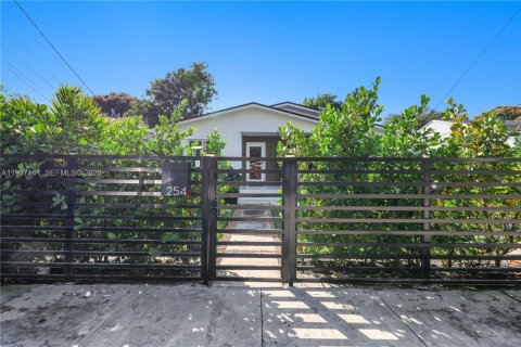 House in Miami, Florida 3 bedrooms, 130.53 sq.m. № 2192110 - photo 3