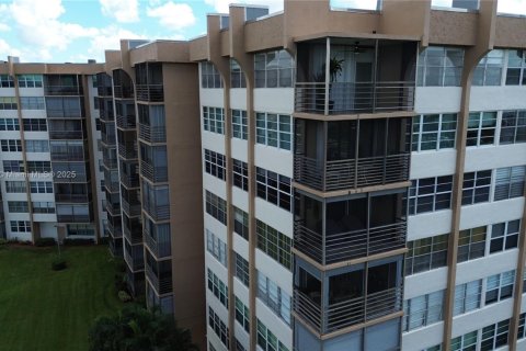 Condo in Pembroke Pines, Florida, 2 bedrooms № 1933186 - photo 27