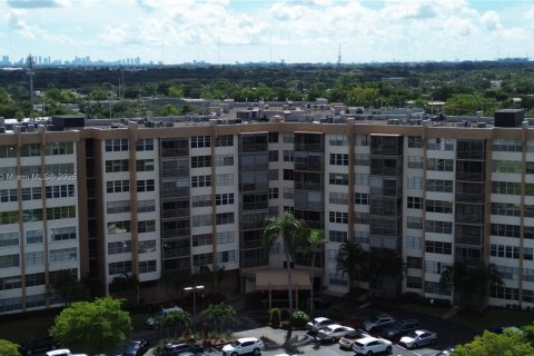 Condo in Pembroke Pines, Florida, 2 bedrooms № 1933186 - photo 26
