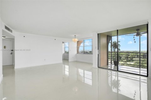 Купить кондоминиум в Пемброк-Пайнс, Флорида 2 спальни, 108.7м2, № 1933186 - фото 3