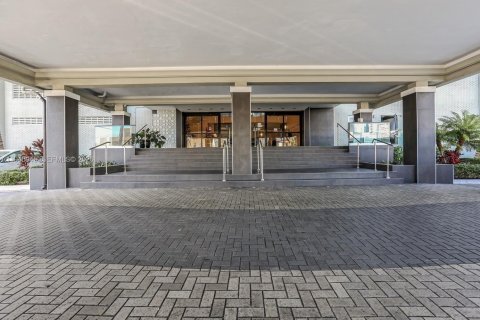 Condo in Miami Beach, Florida  № 2000967 - photo 26