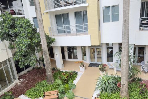 Condo in Hollywood, Florida, 1 bedroom  № 1883825 - photo 17
