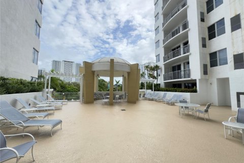 Condo in Hollywood, Florida, 1 bedroom  № 1883825 - photo 18