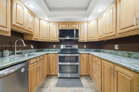 Condo in Pompano Beach, Florida, 3 bedrooms  № 2076302 - photo 9