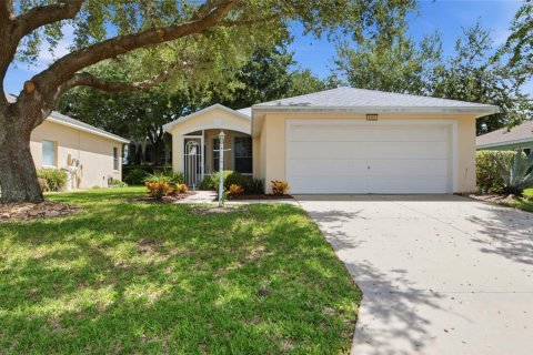 House in Tavares, Florida 3 bedrooms, 136.66 sq.m. № 2352315