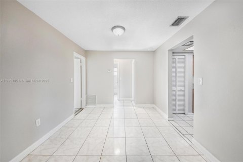 House in Sunrise, Florida 2 bedrooms, 119.1 sq.m. № 1665087 - photo 24