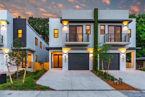 Снять в аренду таунхаус в Форт-Лодердейл, Флорида 4 спальни, 227.33м2, № 1944376 - фото 2