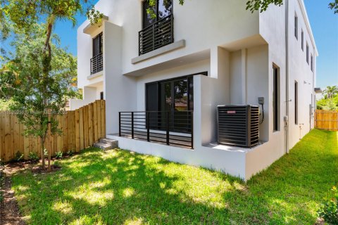 Снять в аренду таунхаус в Форт-Лодердейл, Флорида 4 спальни, 227.33м2, № 1944376 - фото 17