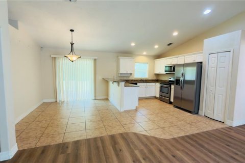 Villa ou maison à louer à Palm Bay, Floride: 3 chambres, 121.89 m2 № 2095830 - photo 4