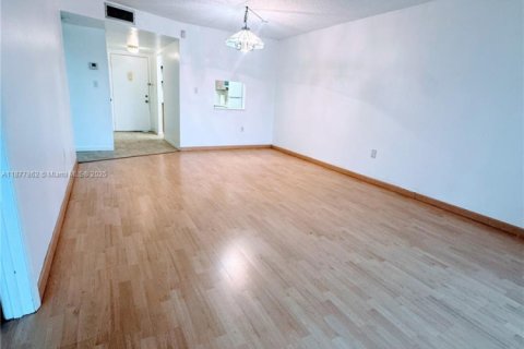 Condo in Sunrise, Florida, 2 bedrooms  № 1927645 - photo 10