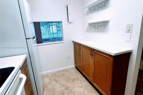 Condo in Sunrise, Florida, 2 bedrooms  № 1927645 - photo 6